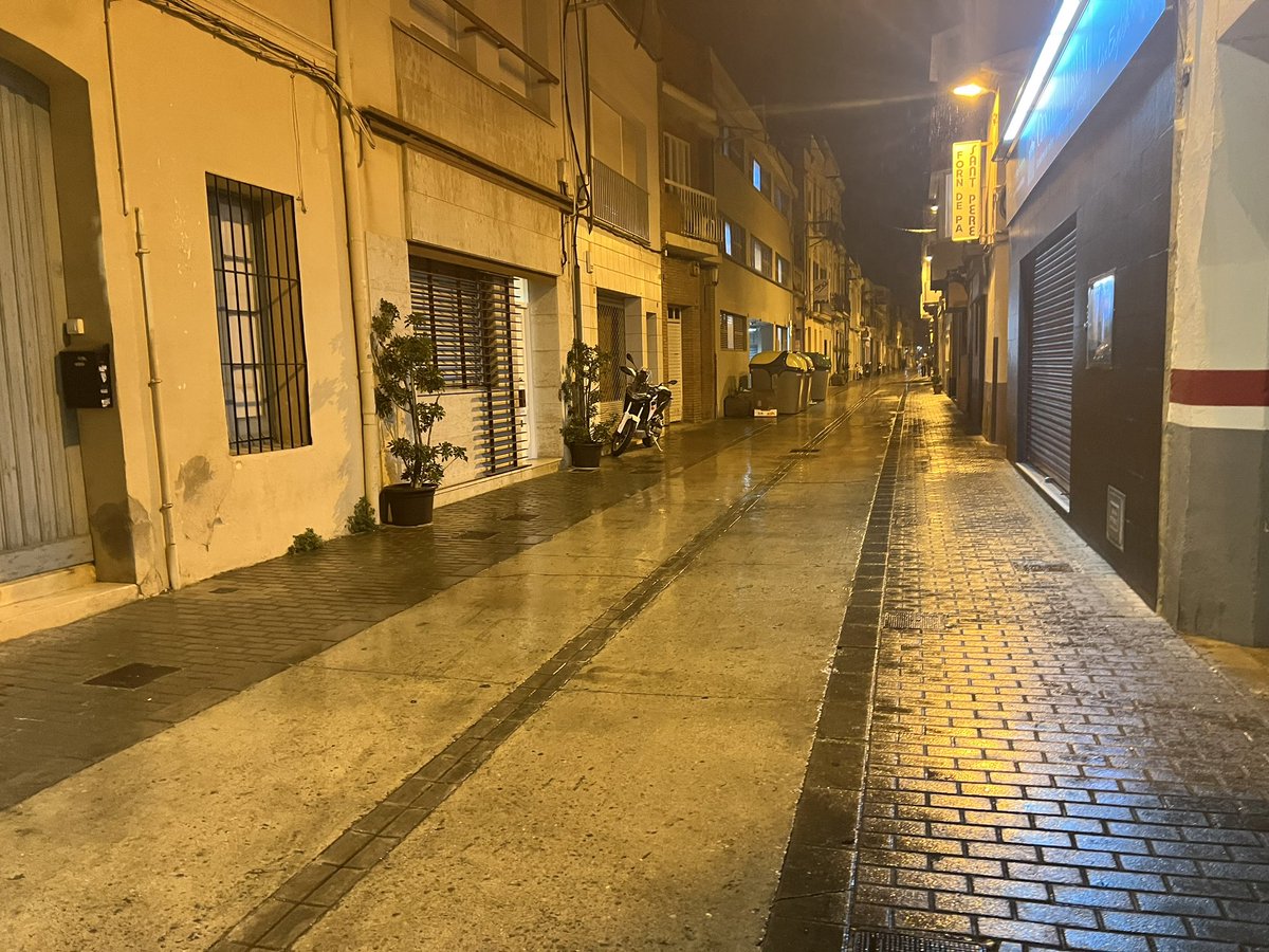 Totbadalona's tweet photo. ☔️El mes de març va tancar-se amb 0,0 mm de pluja a #Badalona. En 31 dies no va caure ni una gota. Ahir dissabte, nomès van registrar-se 0,3 mm d’aigua a la ciutat. https://t.co/hTrfotdld2