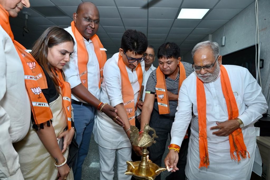 AlpeshThakor_'s tweet image. ગુજરાતના મુખ્યમંત્રી શ્રી @Bhupendrapbjp ની અધ્યાક્ષતા અને શ્રી @CRPaatilજી ના માર્ગદર્શન હેઠળ, અમદાવાદ સિવિલ હોસ્પિટલ ખાતે BJP ના કાર્યકર્તાઓ માટે આયોજિત CPR ટ્રેનિંગ અભિયાન કાર્યક્રમમાં જોડાવવાનો અવસર પ્રાપ્ત થયો.