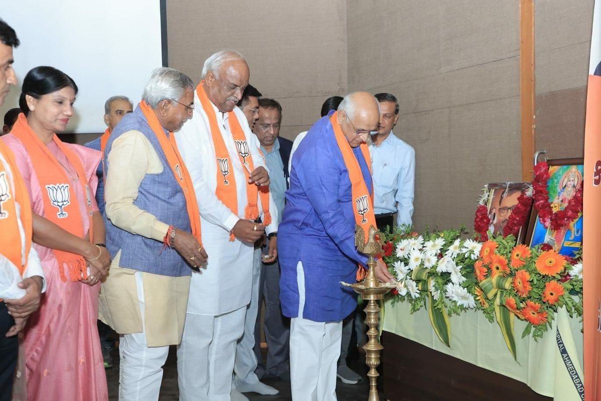 AlpeshThakor_'s tweet image. ગુજરાતના મુખ્યમંત્રી શ્રી @Bhupendrapbjp ની અધ્યાક્ષતા અને શ્રી @CRPaatilજી ના માર્ગદર્શન હેઠળ, અમદાવાદ સિવિલ હોસ્પિટલ ખાતે BJP ના કાર્યકર્તાઓ માટે આયોજિત CPR ટ્રેનિંગ અભિયાન કાર્યક્રમમાં જોડાવવાનો અવસર પ્રાપ્ત થયો.