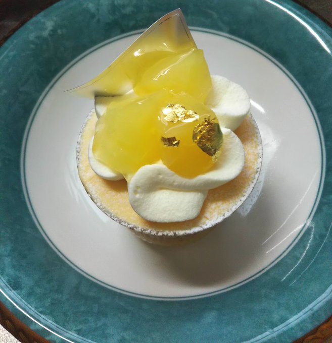 リンゴのサバランを頂きます♪(  ◜ω◝  و)و"💕🍰
カップに入っていて、生地にラム酒シロップが
しっかり染みているのがイイですね😉
ラム酒はもっと効いていてもいいかもしれませんが
お子様も食べられるようにしてあるのかな?w☺️🌟 