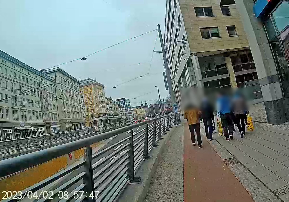 fahrradmensch's tweet photo. Wir wollen uns mal nicht beschweren, immerhin haben wir ja auch wieder einen Radweg bekommen. Gut, der ist schmaler als der vorherige... der Gehweg auch... aber Hauptsache der Autoverkehr rollt... macht er doch, oder? @ADFC_MD @Ottostadt #magdeburg https://t.co/NfEFfmQnbY