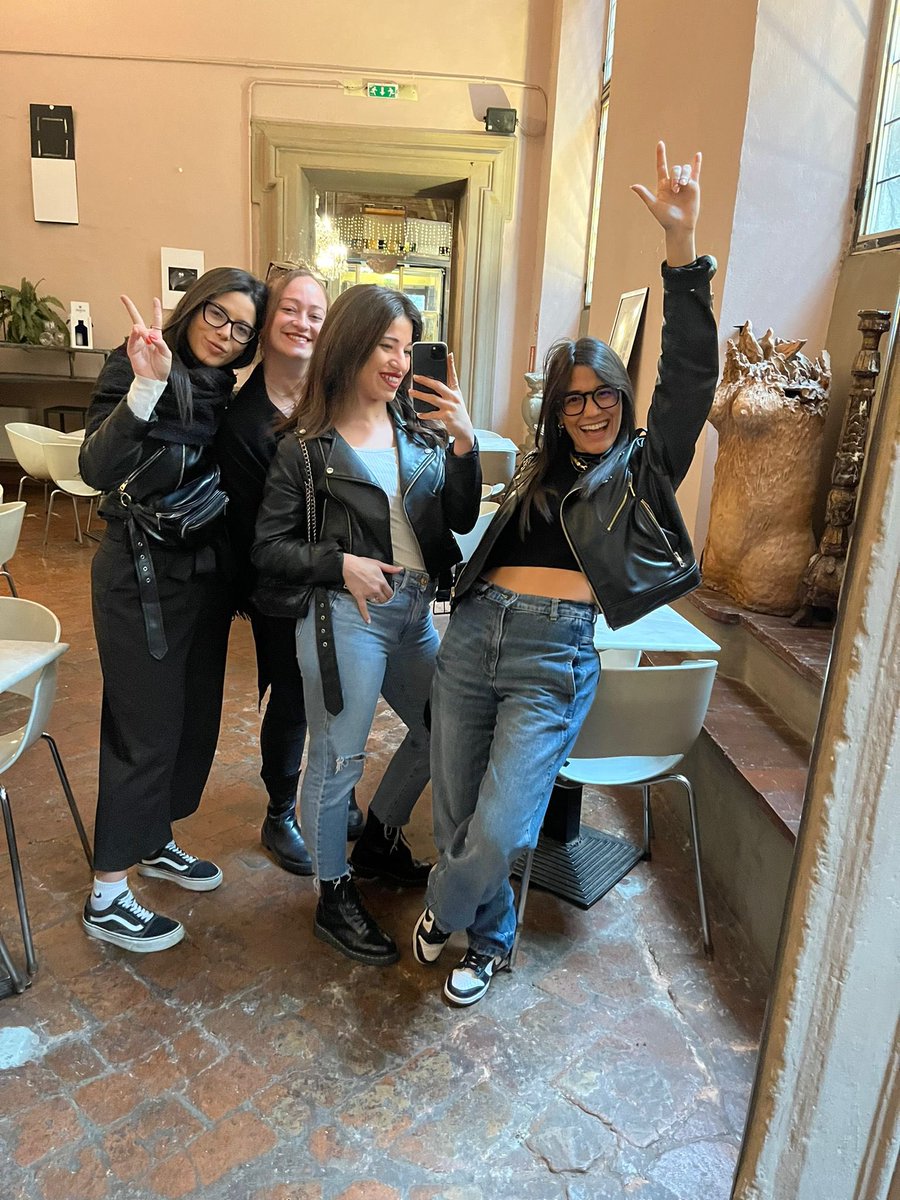 ciccarelli1_i's tweet photo. Buongiorno viaggiatori, oggi siamo entrate in un bar #Lestanze, che una volta era la cappella privata della famiglia Bentivoglio. Prezzi? Non vi dico. Quindi abbiamo fatto una foto e bye!! Irene a Bologna è #cultura!!!!#SBLab23 #scritturebrevi #twoosh #cipiaceviveresullastrico https://t.co/ylFt5oPYHH