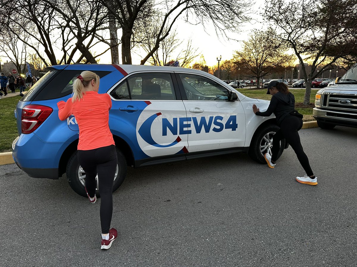 JuliaAveryTV's tweet photo. The girls are stretching for their half marathon! 
@TaylorHoltTV and @LeahWx11 are not in the studio this morning because they are running 13.1 miles in the Go! St. Louis Marathon 💪🏼@KMOV https://t.co/wvldYPI6O6