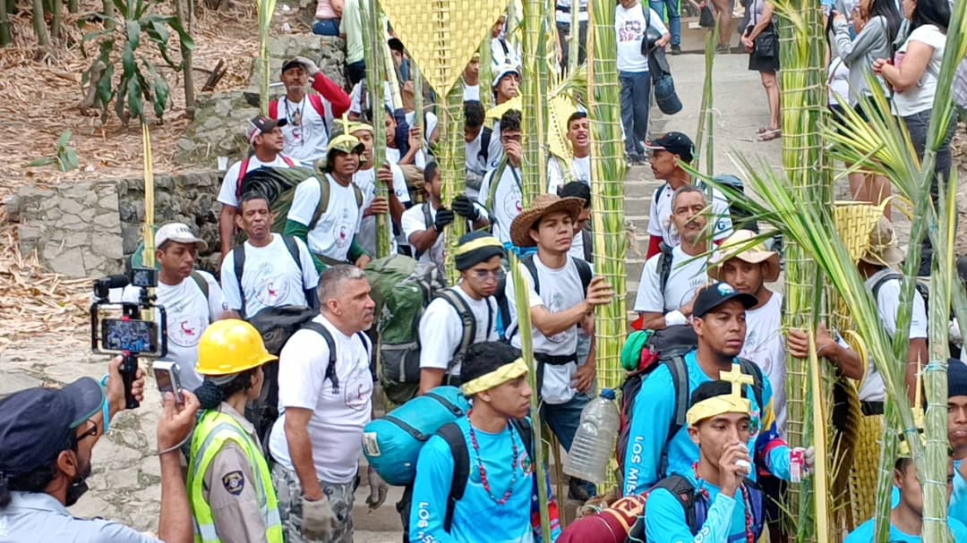 avila_extremo's tweet photo. Bajada de los #Palmerosdechacao de #Elavila o #warairarepano pasando por varias zonas de #chacao hasta llegar a la iglesia para ser bendecidas. #semanasanta https://t.co/hke5lciEHc