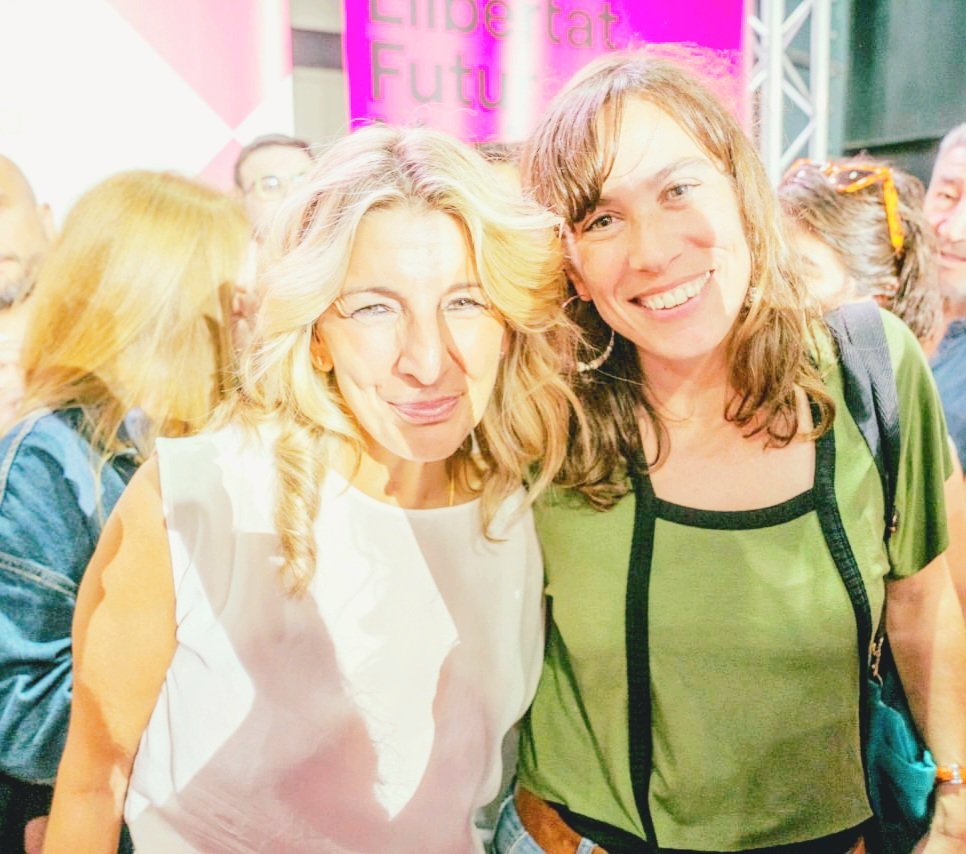 MarinaScribano's tweet photo. Avui a Madrid no hi podré ser. Tinc 2 nenes I una #mitmo a #Mollet que em reclamen!
Però una part de mi estarà allí, escoltant @diaz_yolanda_
25 actes d'escolta. Per tot Espanya.
Cuanta escucha nos hace falta!!
Una gran política, que sabe en qué lado está. https://t.co/k7iWf8pDNA