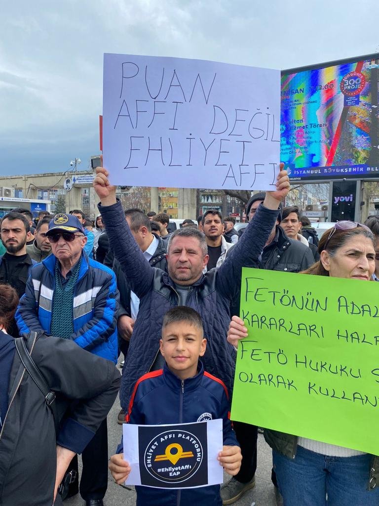 EhliyetVarsa OyVar
Demek zorunda kalanlar, ısrarla haksızlığa uğradıklarını görmezden geldiğimiz, alkol karşıtlığımıza rağmen yaptığımız hayırsız işlerin suçluluğunu çıkarmak için günah keçisi yaptığımız, çoğu ailesini ehliyetiyle geçindiren çaresiz vatandaşlarımızdır!
<a href="/RTErdogan/">Recep Tayyip Erdoğan</a>