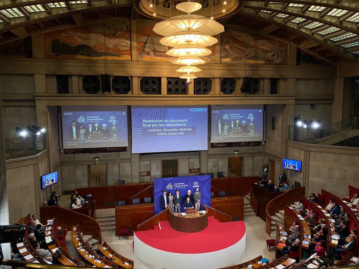 ThierryBeaudet's tweet image. #ConventionCitoyenne sur la #findevie 

Pendant quatre mois, 184 citoyens tirés au sort ont travaillé ensemble. Ils ont adopté aujourd’hui leur avis sur une  question complexe, exigeante. Le fruit de leur délibération est maintenant porté au débat public. @lecese