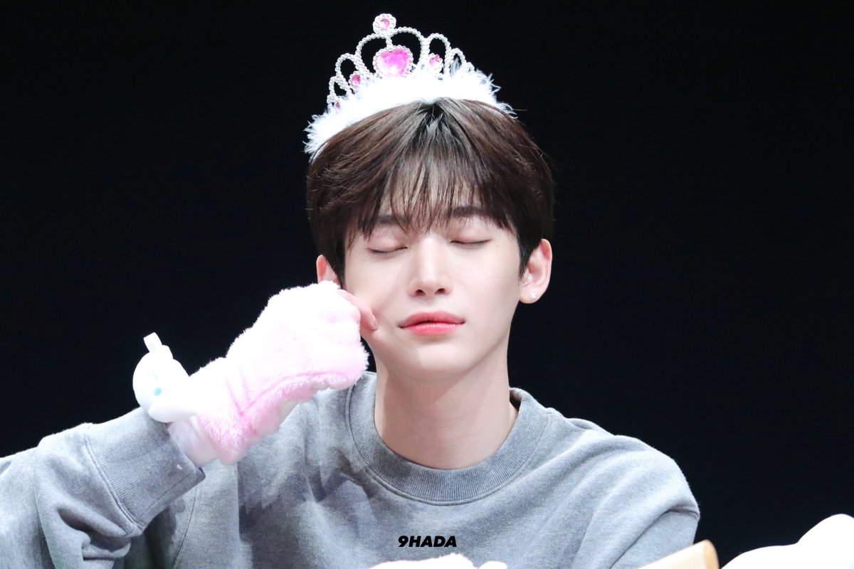 9hada0205's tweet photo. 230401 팬사인회

#구정모 #정모 #CRAVITY #크래비티 #Jungmo #구정모를_좋아하다 https://t.co/cZJjrpBUOE