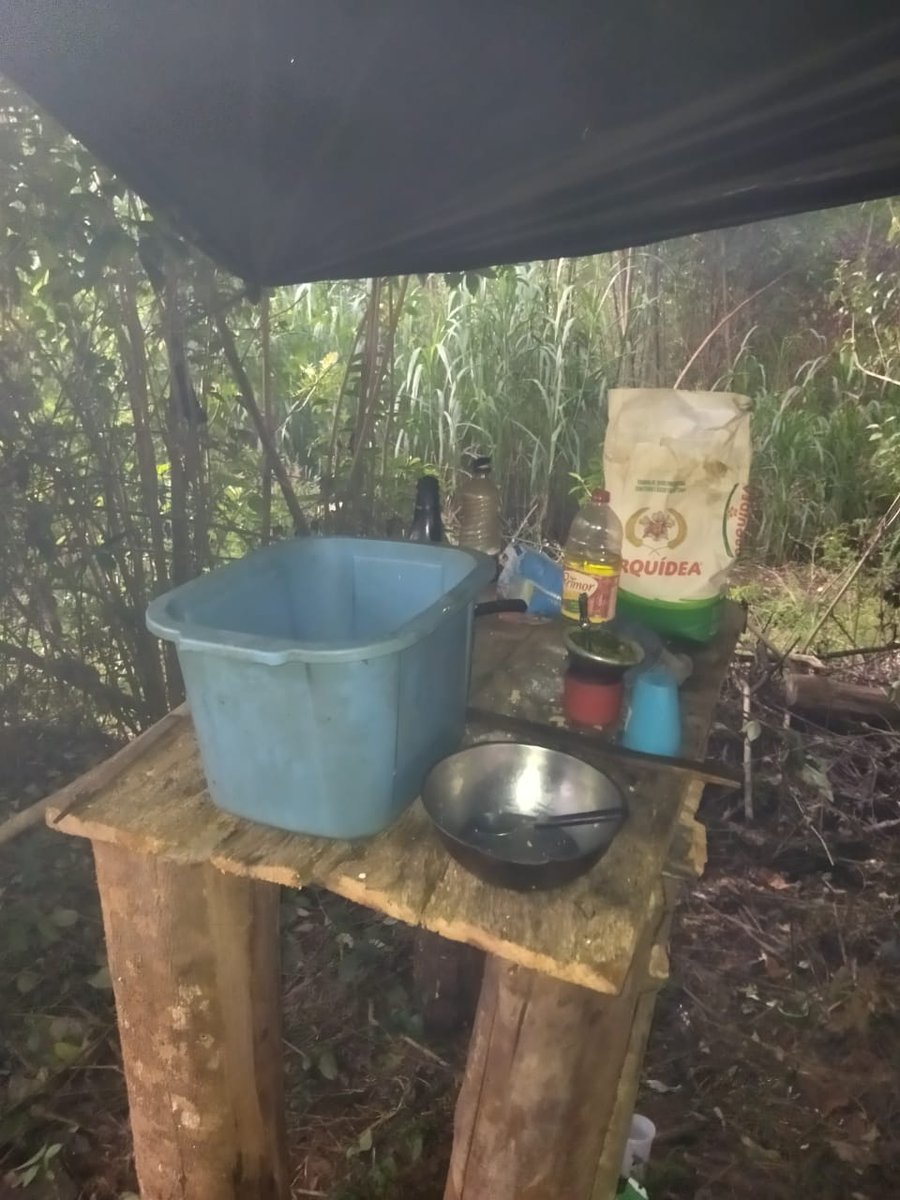 laurasito's tweet photo. 🚨 NOVO RESGATE DE TRABALHO ESCRAVO

Quatro argentinos foram resgatados em Nova Petrópolis/RS em condições análogas a escravidão. Entre eles havia um adolescente de 14 anos, além de não receberem salários ficavam em barracos totalmente insalubres (fotos). 
Segue o 🧶. https://t.co/JRF5gG0SDr