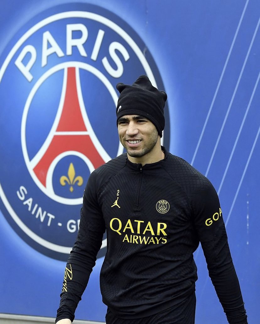JournalPrinces's tweet photo. Jour de match ! ⚽️

Retour à la compétition du Paris Saint-Germain avec la réception de Lyon au Parc des Princes, coup d’envoi à 20h45. 🕘

Mukiele et Soler sont absents du groupe de Christophe Galtier.

#AllezParis 🔴🔵 https://t.co/SLpTmm1UYC