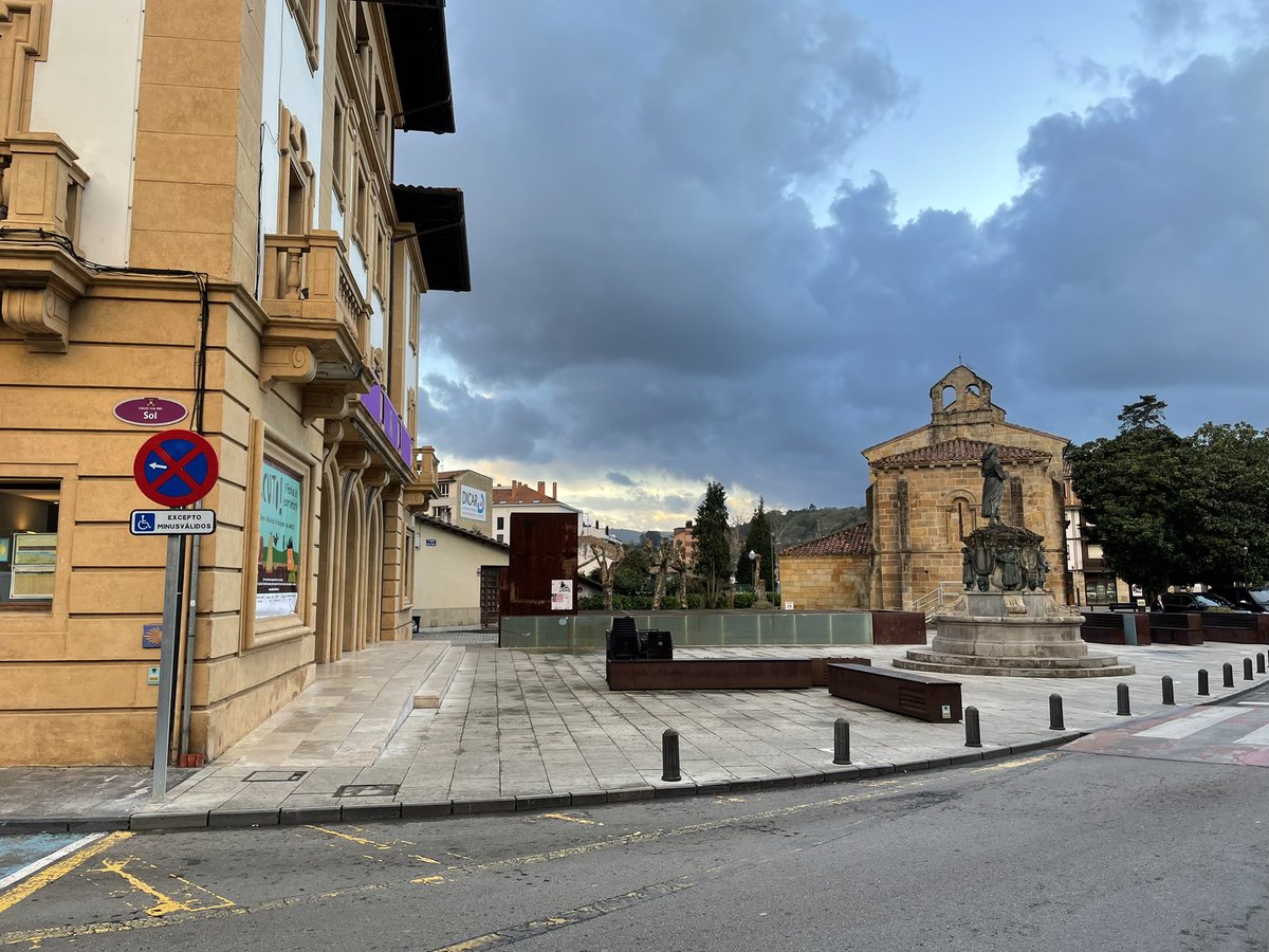 TeatroRiera's tweet photo. La plaza del teatro espera el bullicio que acompaña cada función de #ACUTO 🫶🏼🫶🏽🫶🏾 @AytoVillaAst @TurVillaviciosa
HOY @AdrianConde con #CheckOut
18h30 Entradas 🎟 gratuitas en taquilla (desde 17h30) @AgendaCulturaPA https://t.co/jLsL5zHqbk