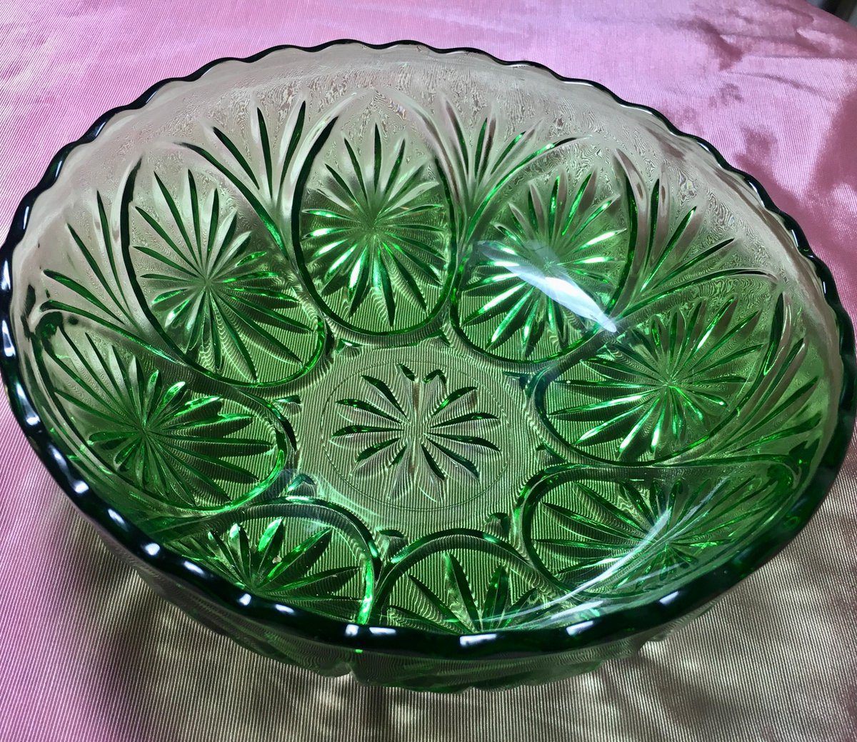 Green Depression Glass Bowl, Scalloped Rim Bowl, Starburst Design. Vintage 8 inch Serving Bowl tuppu.net/ee62192f #AntiquesAtlanta #Etsy #vintage #ServingBowl