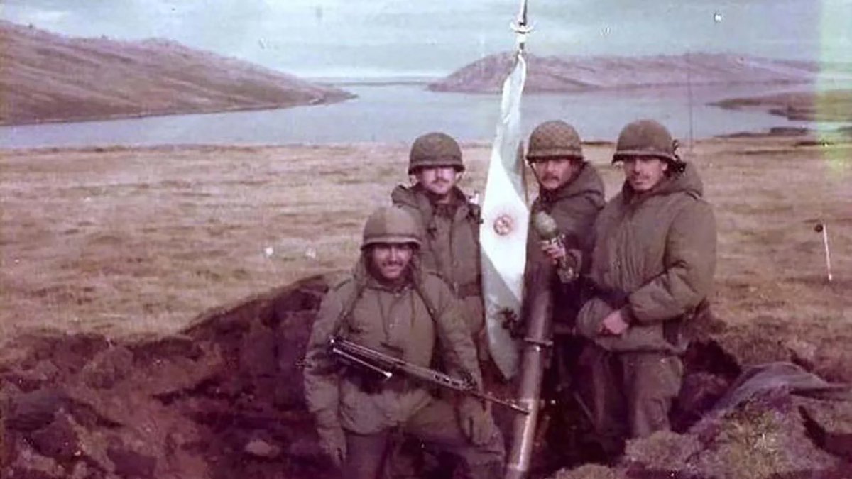 PatoBullrich's tweet photo. En este día quiero expresar mi agradecimiento a los héroes que lucharon en Malvinas, a los que dejaron la vida, a sus familiares, a los sobrevivientes que cargaron con las secuelas de la guerra. A todos ellos mi eterna gratitud. https://t.co/bTdrOCpEtE