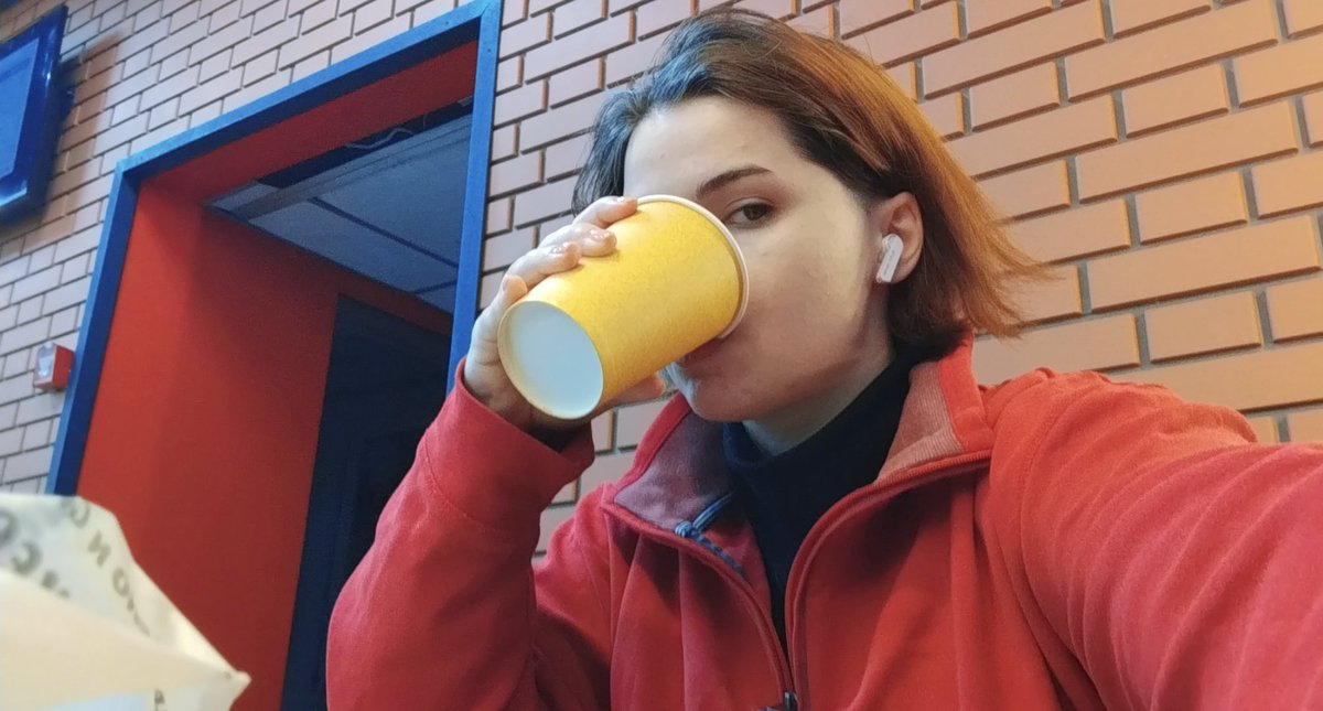 yussemal's tweet photo. была вот недавно со старшими коллегами в питере на конфе по ветеринарии. питер не посмотрела, фоток нет. только пристрастие к фалафелю, мой полный ахуй и конспекты по работе в орит https://t.co/lbrnqRGLSo