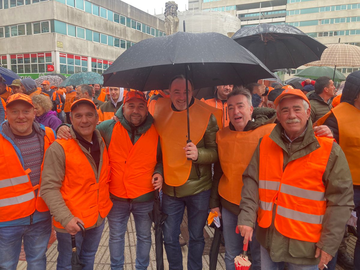 JavierJesparza's tweet photo. Hoy nos hemos sumado a la manifestación convocada por la Federación Navarra de Caza en Pamplona bajo el lema 'La caza es libertad'. UPN siempre va a defender a este sector y la labor que hace en el medio rural. https://t.co/guBfNQjETL