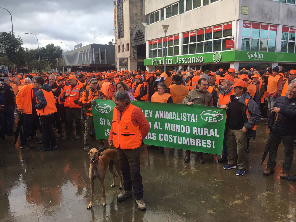 JavierJesparza's tweet photo. Hoy nos hemos sumado a la manifestación convocada por la Federación Navarra de Caza en Pamplona bajo el lema 'La caza es libertad'. UPN siempre va a defender a este sector y la labor que hace en el medio rural. https://t.co/guBfNQjETL