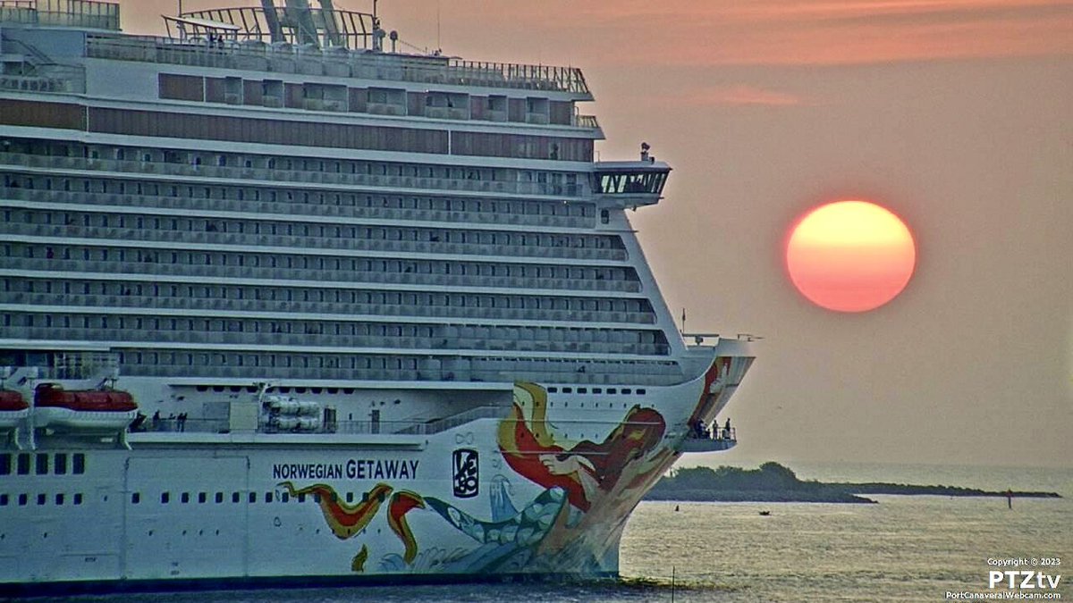 MsEmmy17's tweet photo. Fabulous #sunrise featuring #norwegiangetaway #portcanaveral capture off @PTZtv https://t.co/ZDdeXRJdGI @CruiseNorwegian #goodmorning https://t.co/exJFUaAQg2