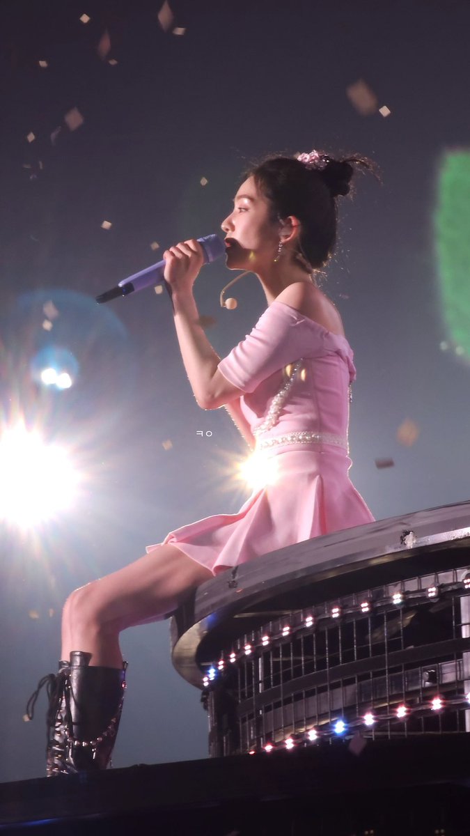lxovvy's tweet photo. 주현이 말야
정말 영화 속 한 장면 같애
#레드벨벳 #아이린 #RedVelvet4thConcert_RtoV https://t.co/qKtTsgMbYe
