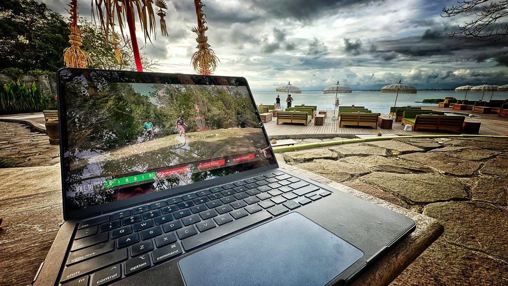 ElephantRarity's tweet photo. Watching #discgolf from #bali. I have fallen in love with this game. @DiscGolfProTour https://t.co/EwqThcsSub