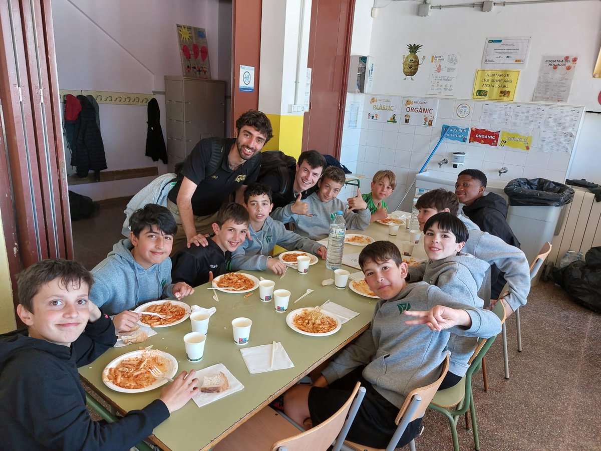 cbsalt's tweet photo. 🍗 Hora de dinar per agafar forces al 𝑻𝒐𝒓𝒏𝒆𝒊𝒈 𝒅𝒆 𝑩à𝒔𝒒𝒖𝒆𝒕 𝑽𝒊𝒍𝒂 𝒅𝒆 𝑺𝒂𝒍𝒕, IV Memorial Hilaria Martínez.

⏳ A partir de les 15h ens hi tornem a posar.

 #minibàsquet #saltésviu #Saltcapital https://t.co/5wgikynePf