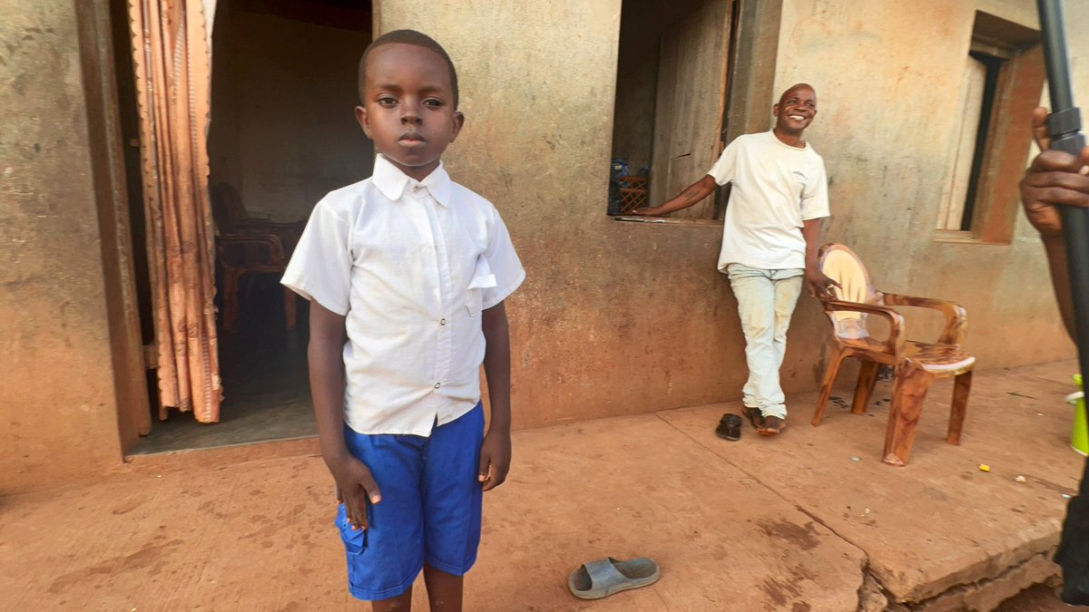 Le petit garçon Boase Ndombasi . Il est premier de la classe en 6eme primaire. Toujours 1er depuis ses débuts. Fils de Militaire. Son père a été muté de BUKAVU à Gbadolite. S’il n’y avait pas la Gratuité, il serait resté à la maison, faute d’argent. Les faits sont là !