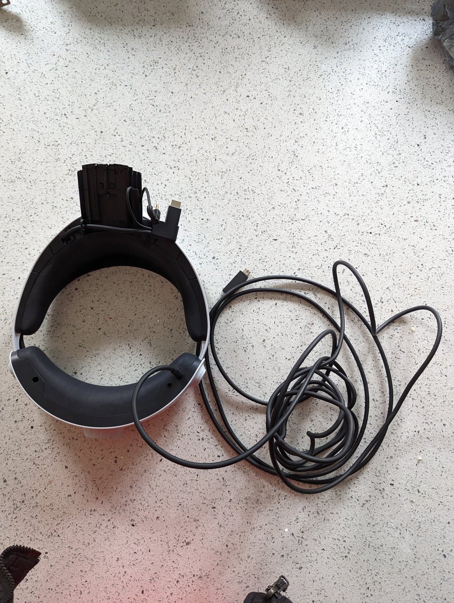 supermotocul's tweet photo. @elDorado_1997 Mine lasted 2 hrs before wire got damaged whilst immersed in a virtual reality world 😡 @PlayStationUK  should of fitted a breakaway connector if they insisted on it needing to be wired.  #playwithlimits #fobbedoff #poorcustomercare https://t.co/ztJ9iGfb3a