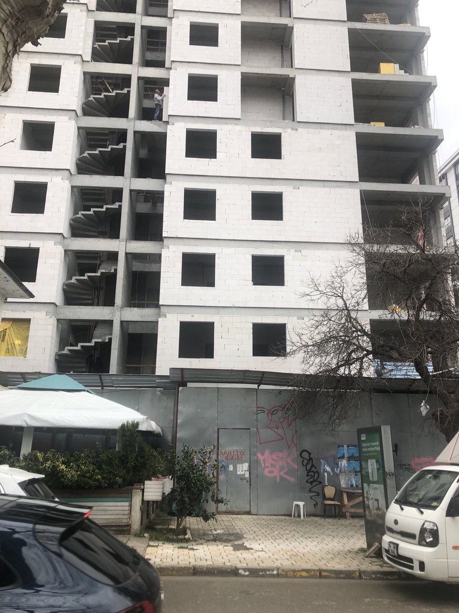ftaski_'s tweet photo. Gazbeton blokların yanlış kullanımına iki örnek. Yapı bilgisi hocaları ve genç mimarlara uyarı; Pencere üstlerinde kullanılacak lento elemanı açıklığa uygun seçilir ve tek parça kullanılır. Diğer potansiyel yanlışı siz bulun. https://t.co/bAzotaSQgt