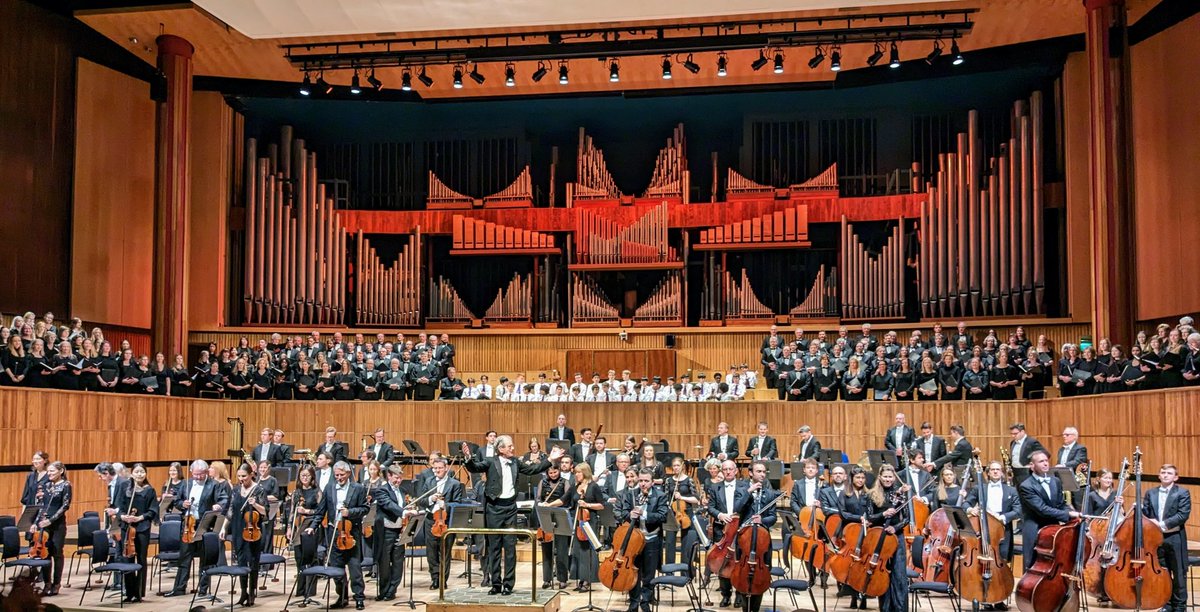 What a fabulous evening in the Festival Hall with @CityLondonChoir @HilaryConductor @rpoonline @AilishTynanEire @robynlynevans @SamuelDaleJohn2 @WinColl Quiristers @CVMSMusic @ChloeHanslip and an ecstatic audience of 2,500! We all need #livemusic in our lives.