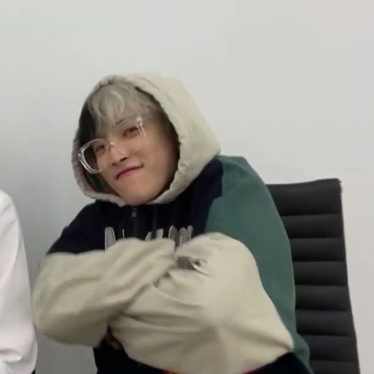 hellooo i‘m sen!
i‘m looking for interactive moots :)

- she/her | i‘m turning 17 soon!
- bts ult! skz! enha! txt! ateez! twice!
   ->any fandom will go!
-selective fb!!
- i‘m NOT new to #stantwt !! (#kpoptwt)
pls read my carrd before you follow.

-> rts and likes would be nice🫶🏼