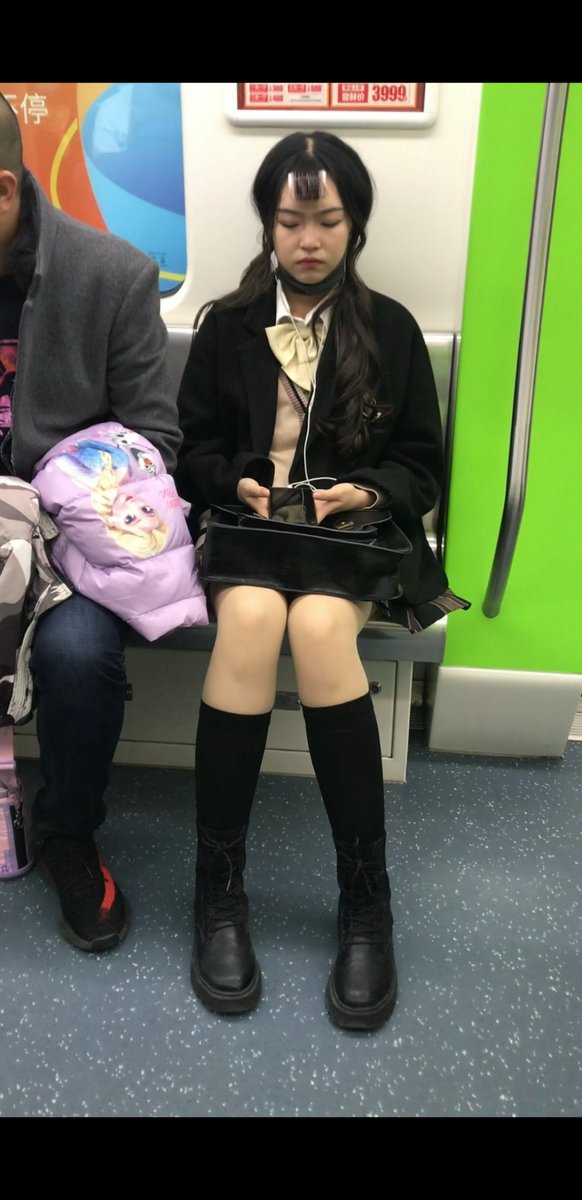 IfcEw's tweet photo. 各类美女丝袜抄底，需要的私聊，绝对值！！
另外还有稀有资源达叔涂鸦，可以手机一部一部直接发，多年积累不用网盘，早看早享受！ https://t.co/8cOQLKzjLC