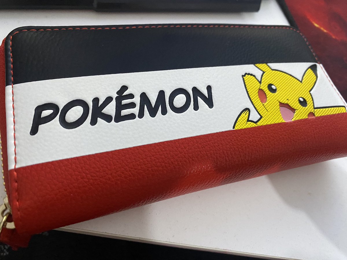 bratschoney's tweet photo. Nuevo obsequio de la tienda de @VideojuegosGAME 😍 Ni Ash estaría tan contento como yo viendo esta cartera. 🧡 #Pokemon #Merchandaising https://t.co/icPykf05rH