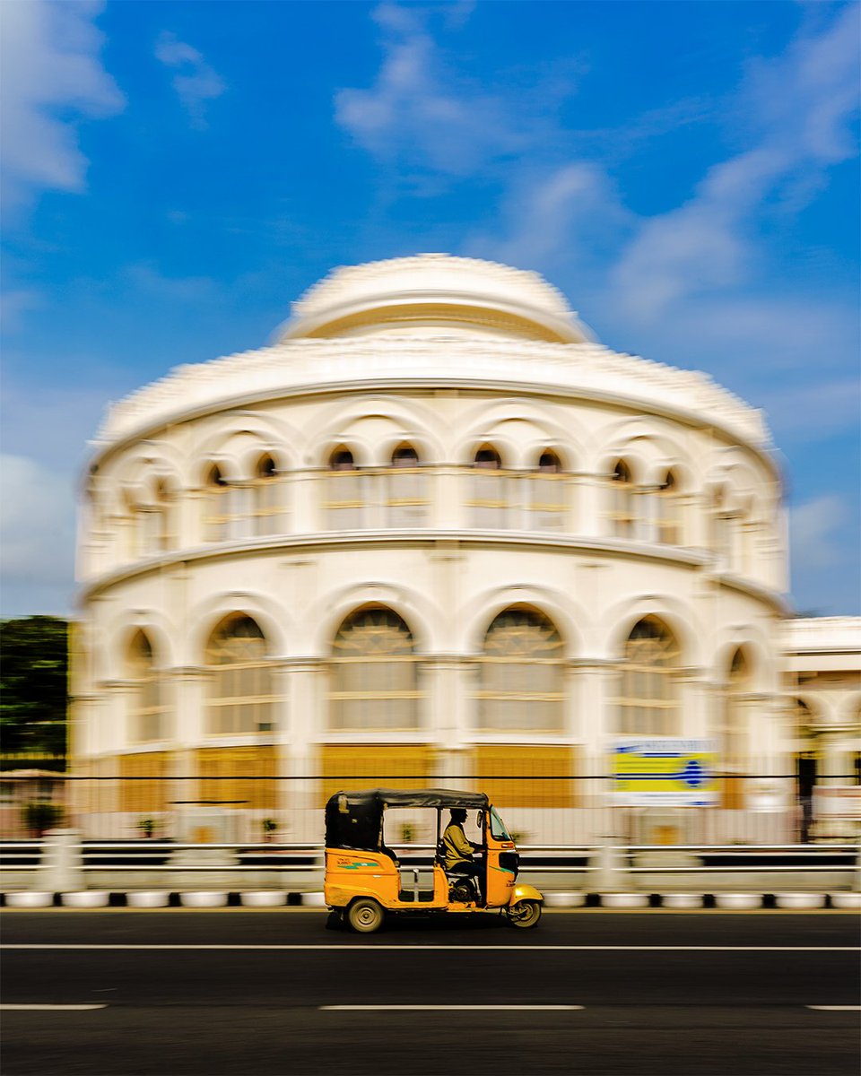 Panning shot at Vivekanand House, Chennai.

#yourshotphotographer #natgeoindia #panningshot #nft #chennai #TamilNadu