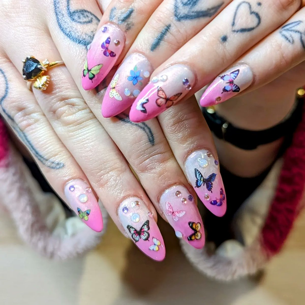 Tameresorciere's tweet photo. Nail artist queen 🌷💖👑 https://t.co/5CdJJsR0WH
