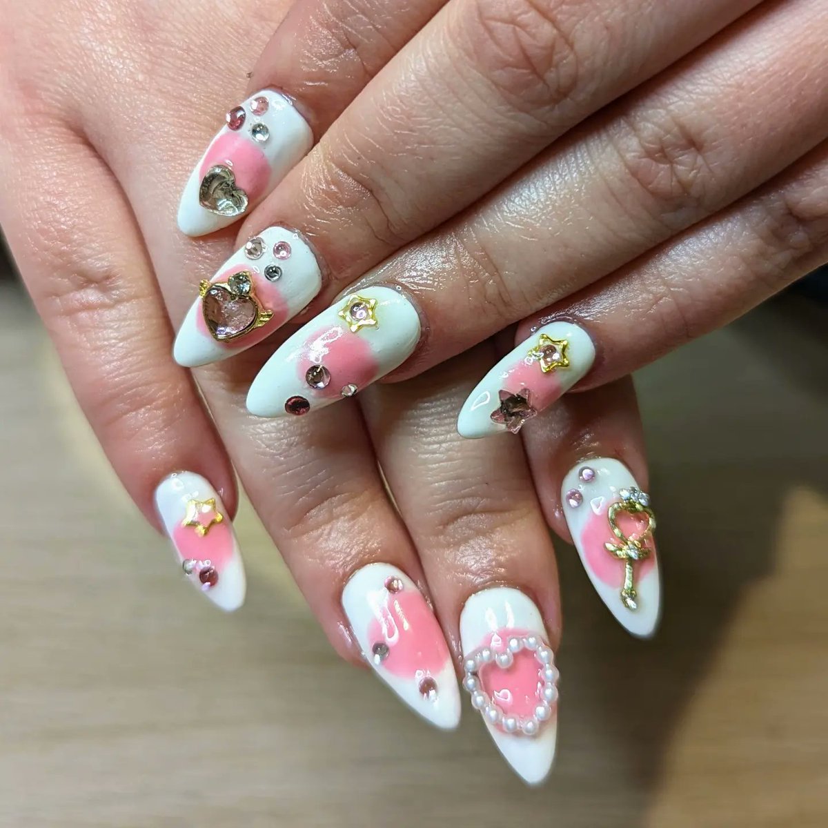 Tameresorciere's tweet photo. Nail artist queen 🌷💖👑 https://t.co/5CdJJsR0WH