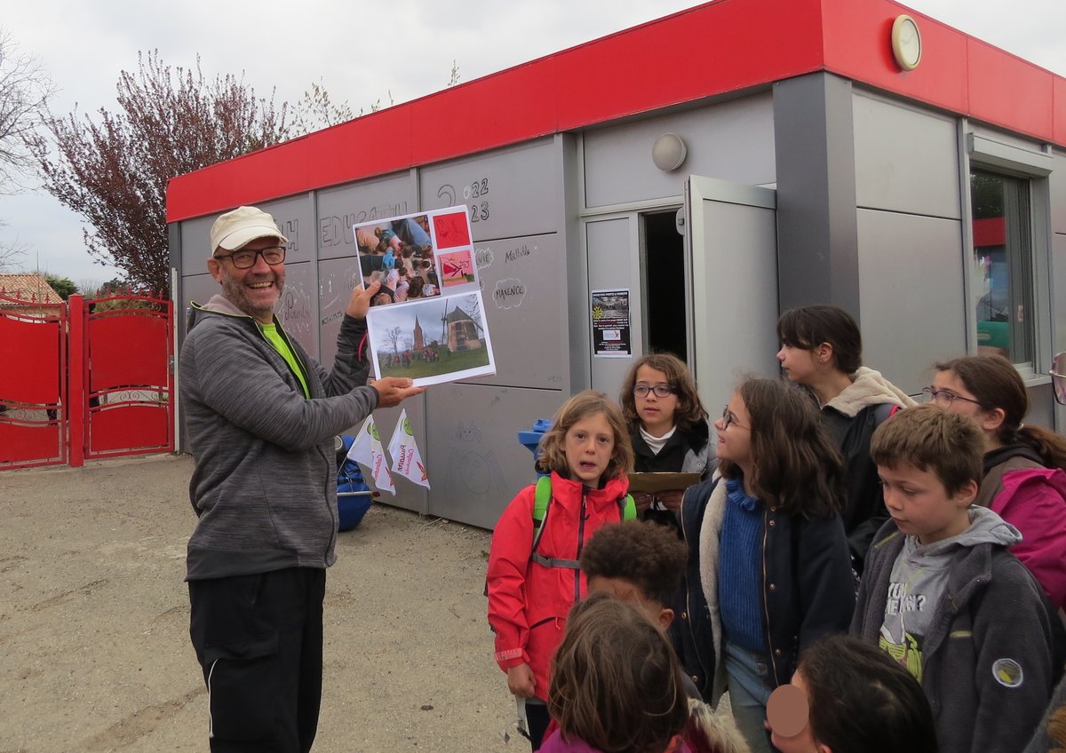 Lo "passaire" ... passèt dins nòstra escòla !  Nos portèt un messatge de la Calandreta de Senta Gabèla e li balhèrem un messatge per la de St Guironç.