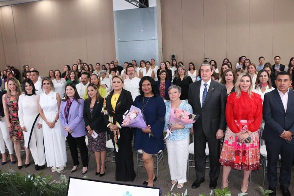 ImaginaIBP's tweet photo. Agradecemos a @MEMAC_AGS por la distinción “Mujer que inspira, evoluciona y logra” para nuestra directora la Dra. Mara Ayala Márquez así como a nuestra querida Gabriela Rosas Medina cariñosa enfermera del servicio de Onco-Hematología Pediátrica del área de Oncocrean en el HGZ#3. https://t.co/CYwqB5p0Tj
