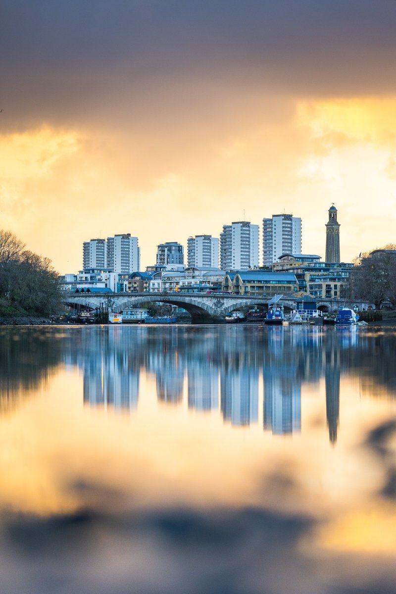 arronstrutt's tweet photo. Moody sky over Brentford with a splash of colour 🟨
#brentford #chiswick https://t.co/qSEBnDmzmY