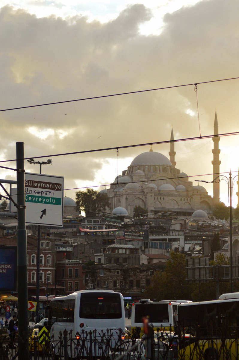 worksh_app's tweet photo. Süleymaniye Camii, İstanbul'un tarihi yarımadadaki Fatih ilçesinde yer alan Osmanlı ��mparatorluğu'nun en önemli camilerinden biridir. 16. yüzyılın sonlarında Kanuni Sultan Süleyman tarafından Mimar Sinan'a yaptırılmıştır. https://t.co/5QIWRa6Wey