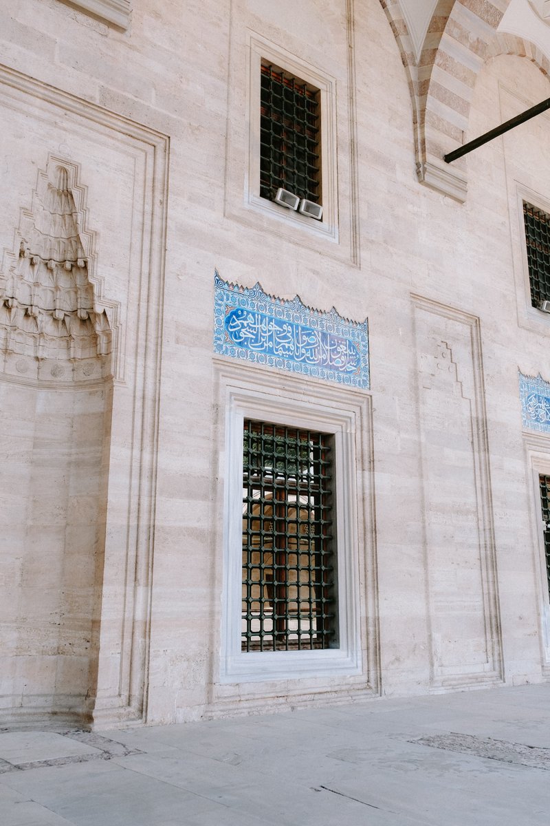 worksh_app's tweet photo. Süleymaniye Camii, İstanbul'un tarihi yarımadadaki Fatih ilçesinde yer alan Osmanlı ��mparatorluğu'nun en önemli camilerinden biridir. 16. yüzyılın sonlarında Kanuni Sultan Süleyman tarafından Mimar Sinan'a yaptırılmıştır. https://t.co/5QIWRa6Wey