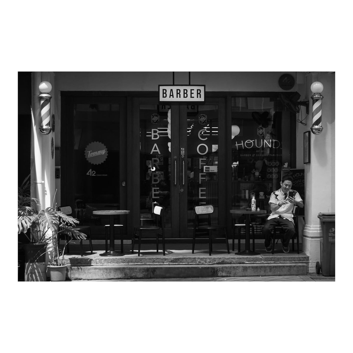 Break time, Neil Road, Singapore (2023)

#bnw #bnwphotography #blackandwhitephotography #photography #monochrome #bw #blacknwhite #photography #lensculture #lensculturestreets #SPiCollective #streetsgrammer #streetphotographer #streetphotographers  #thestreetphotographyhub #stree