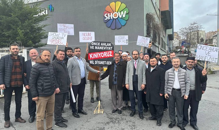 #KızılcıkŞerbeti için toplanan şu adamlara iyi bakın. Toplumsal yaralara parmak bastığı için, güçlü duruş gösterebilen kadınları gördükleri için bu tepki. Kim namus ve ahlak şövalyeliği yapıyorsa bilin ki en namussuzu odur demiş sevgili Nietzsche. Allah ıslah etsin.