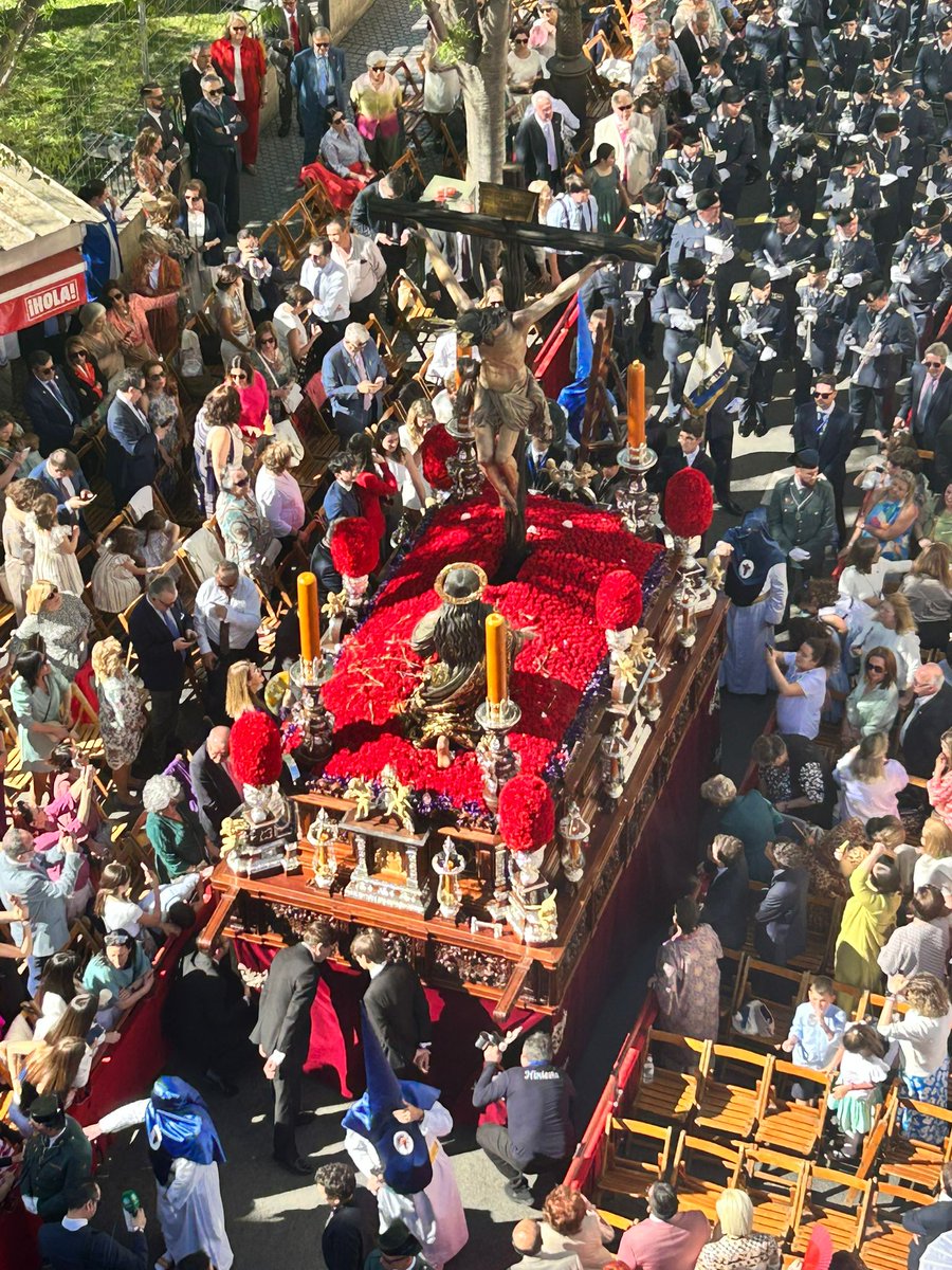 El Cristo de la Buena Muerte de <a href="/HdadHiniesta/">Hermandad de La Hiniesta</a> en la plaza del Duque.