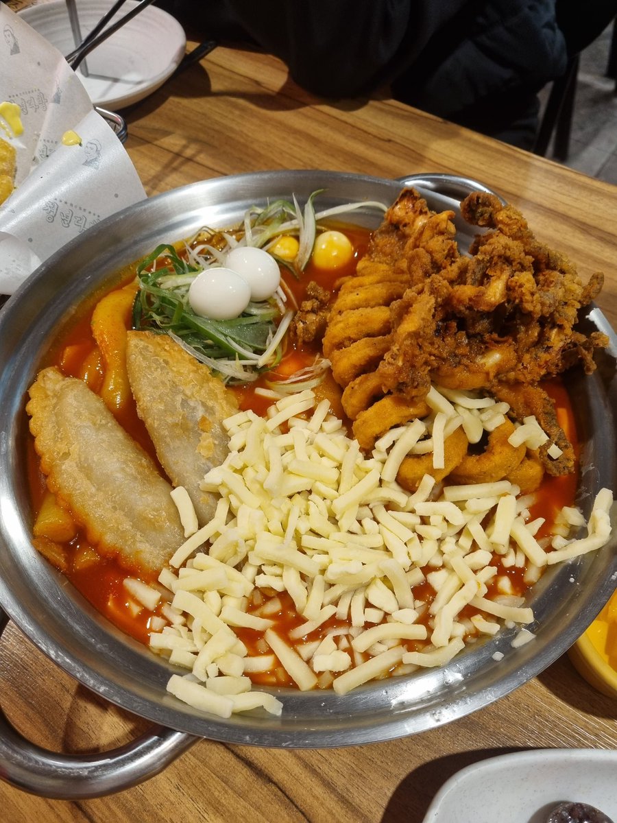 meokdduni's tweet photo. 청년다방 떡볶이! 저 오징어튀김은 왜이리 맛있는것인가...!저 만두는 당면말고는 아무것도 안들어있는데 왜 맛있고..! 버터갈릭감튀까지 같이 먹어주세요✌️ https://t.co/heXRAr6jyo