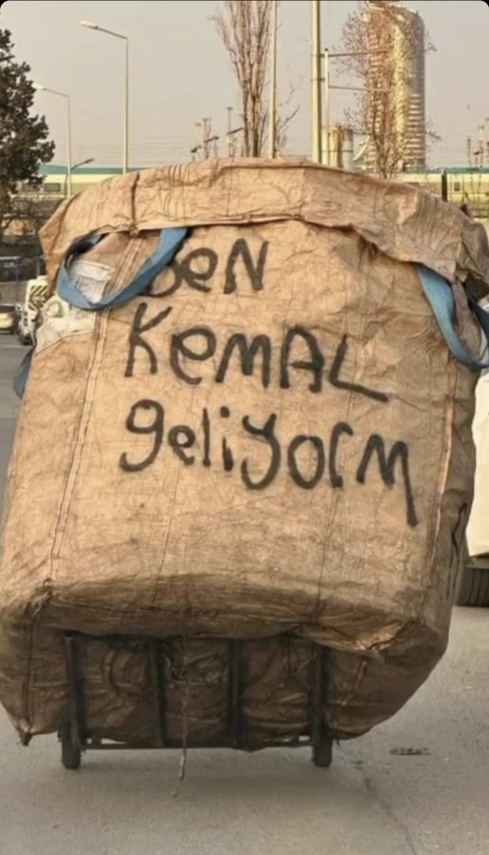 solcugazete's tweet photo. Kağıt toplamak zorunda kalan çocuklar, el arabalarına "Ben Kemal geliyorum" yazmaya başladı; https://t.co/WggO0Dt3wj