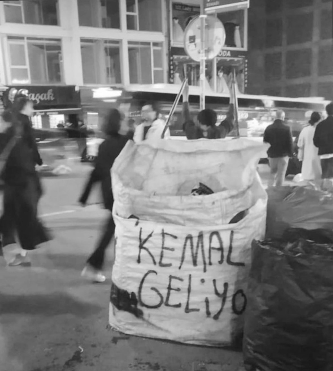 solcugazete's tweet photo. Kağıt toplamak zorunda kalan çocuklar, el arabalarına "Ben Kemal geliyorum" yazmaya başladı; https://t.co/WggO0Dt3wj