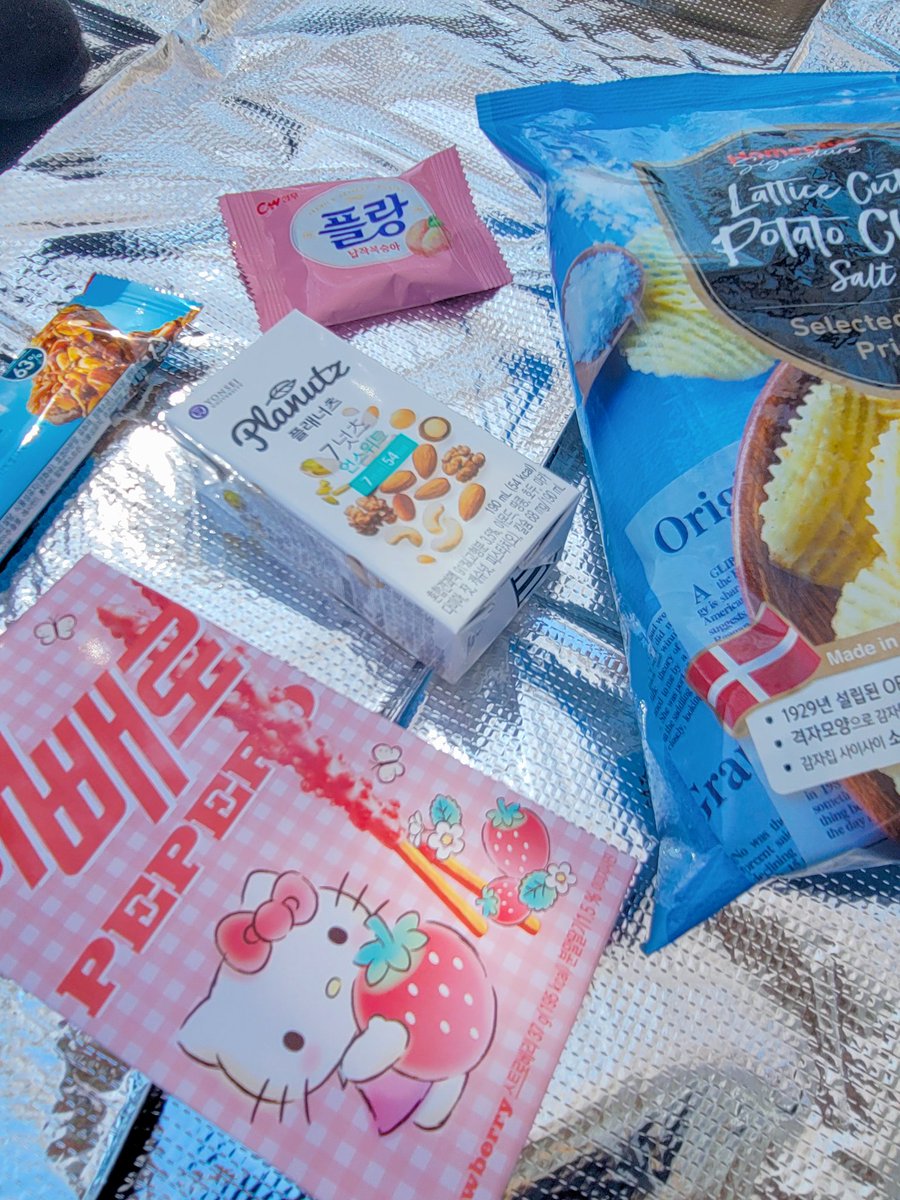 danykimkr's tweet photo. ¿Cómo le explico a la Dany de hace 10 años que va a vivir a miles de kilómetros de distancia del lugar que considera su hogar y que va a cumplir su sueño de tener un picnic con la persona que mas ama para ver las flores de cerezo? https://t.co/sbNdtqtCK5