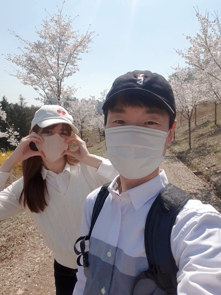 danykimkr's tweet photo. ¿Cómo le explico a la Dany de hace 10 años que va a vivir a miles de kilómetros de distancia del lugar que considera su hogar y que va a cumplir su sueño de tener un picnic con la persona que mas ama para ver las flores de cerezo? https://t.co/sbNdtqtCK5