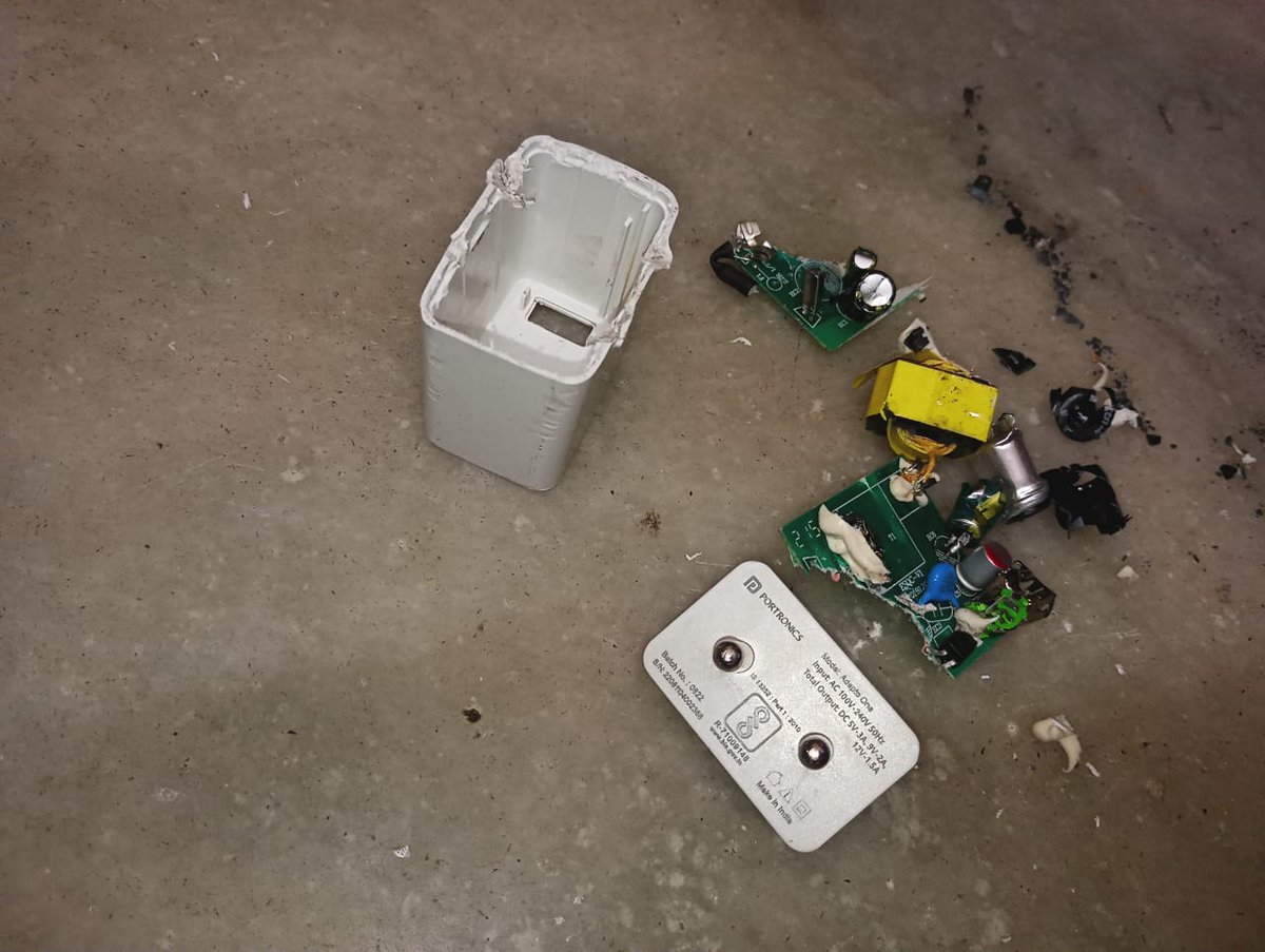 techzoned_'s tweet photo. A Bizzare Incident Happened Recently, regarding @Portronics
A friend of mine @BlazingHkm purchased a Portronics 18W Adapter, after a few days, he had a few issues with it and hence decided to apply for replacement as the product was in warranty.
Portronics emailed him..(1/5) https://t.co/Y0T4sB6ctu