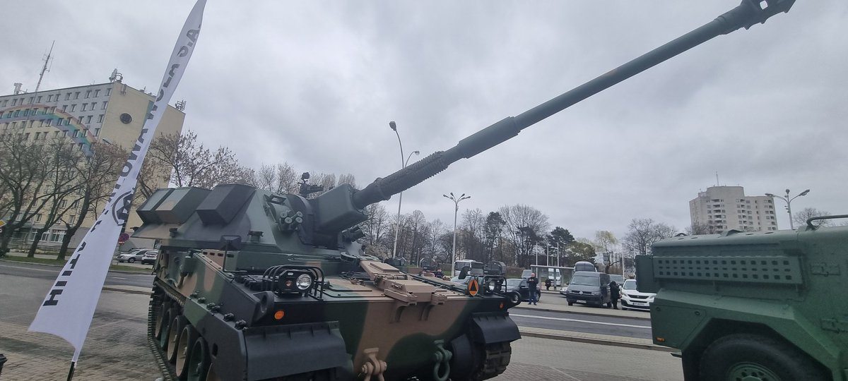 PawelWojcik_'s tweet photo. Przysięga #3BOT @terytorialsi w #StalowaWola, więc nie mogło zabraknąć najnowszych "produktów" Huty Stalowa Wola @PGZ_pl 🇵🇱
Na zdjęciach:
🔸️ taktyczny pojazd wielozadaniowy 4x4,
🔸️KRYL samobieżna haubica 155 mm
🔸️KRAB samobieżna armatohaubica 155 mm. https://t.co/DS2A0rweMy