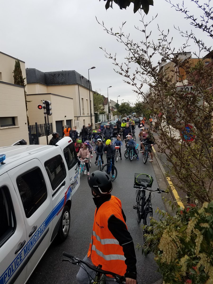 hpmelone's tweet photo. 👏 aux 55 participants qui ont bravé ce matin le froid &amp; l'humidité 
🙏 aux services de @Ville_de_blr pour l'organisation de cette 1ère #CycloRollers de la saison
En qq années, cette manifestation est devenue un rdv incontournable pour tous
#Bourglareine
#TerredeJeux2024
🚲🛴👇 https://t.co/63oUAhO2Wq